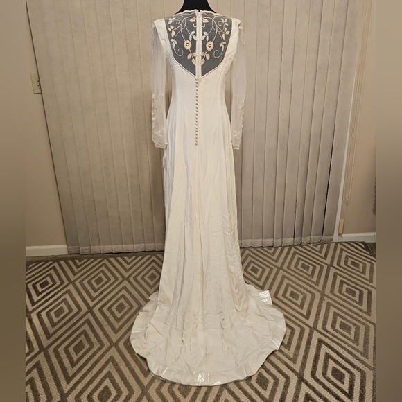 Chic Long Sleeve White Dress - Picture 4 of 7